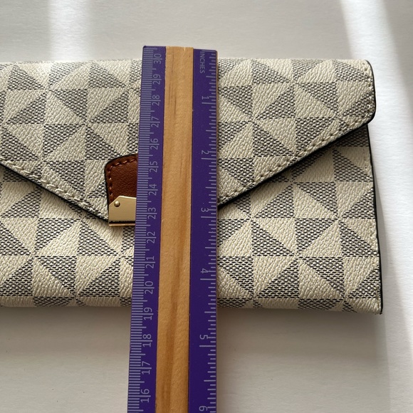 Fashion envelope wristlet - Picture 6 of 8